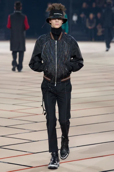 Look 16